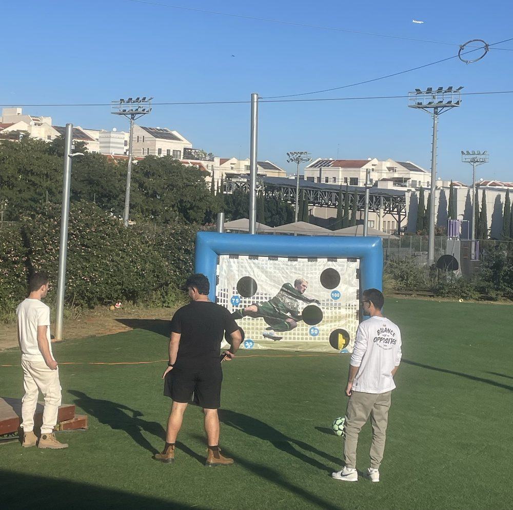 משחק בעיטות למטרה במגרש
